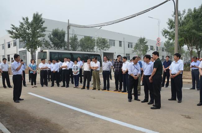 市、區(qū)觀摩團(tuán)到華紡科技產(chǎn)業(yè)園實(shí)地考察